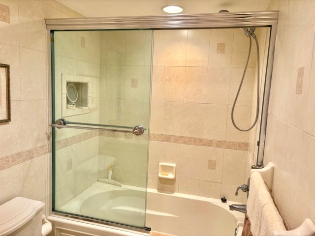 Main_Bath_sliders_and_handheld_sprayer_tiled